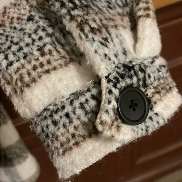 NWT Women’s warm plaid thigh length button down coat-made with recycled fibers. - Picture 4 of 5